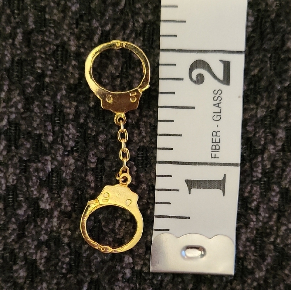 Unique Gold Tone Handuff Tie Pin/Brooch - Picture 2 of 2